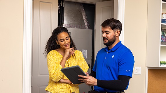 an fpl energy expert speaking with a customer about their hvac unit